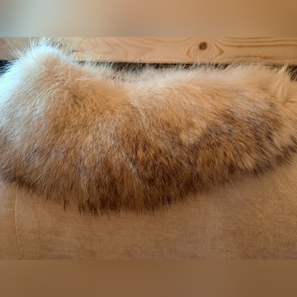 Real fur scarf shawl wrap, white fur with black tips, 40.5 inches long - Picture 2 of 15